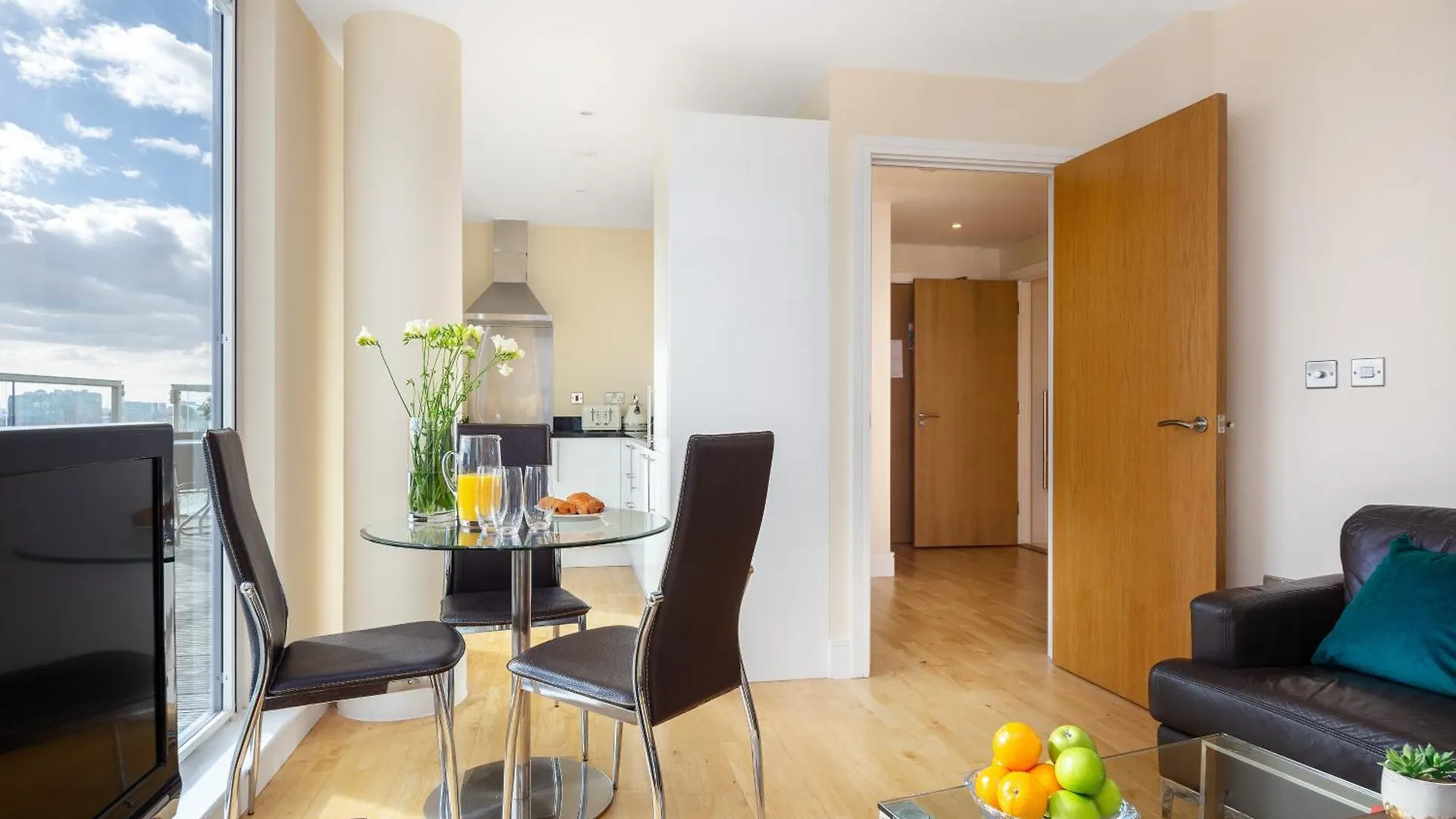 Lanterns Way At Canary Wharf By Mysquare London Apartment